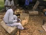 Holzschnitzer bei der Arbeit