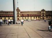 Lothar vor dem Nationalpalast