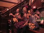 Nette Girls im Saloon